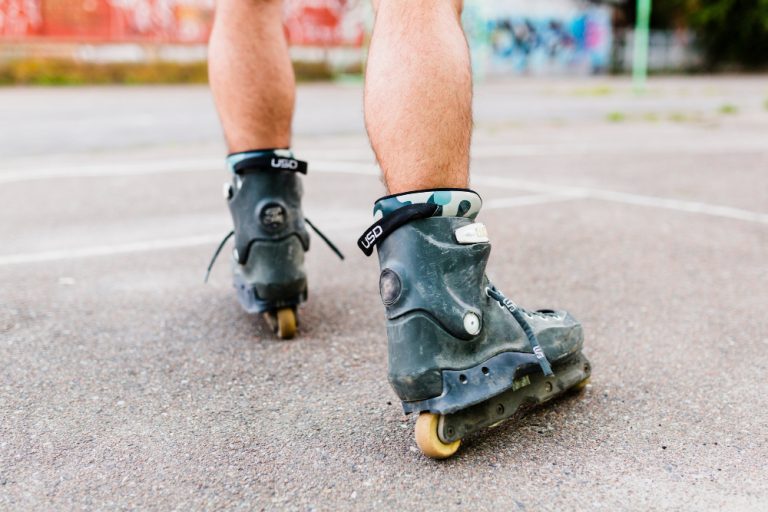 bermain sepatu roda