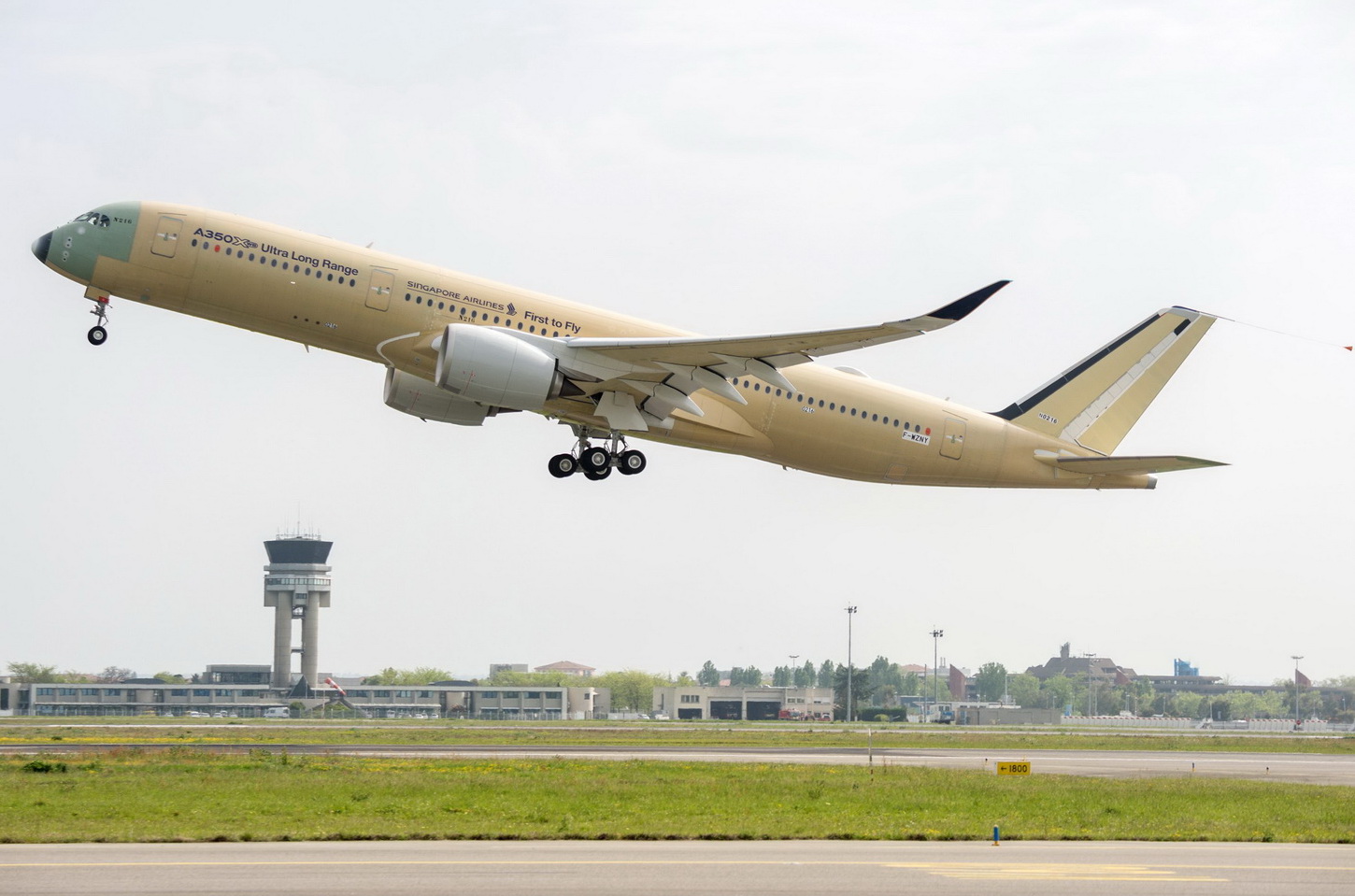 Pesawat Airbus A350 Tanpa Corak Tiba di China Menandai Langkah Baru Industri Penerbangan
