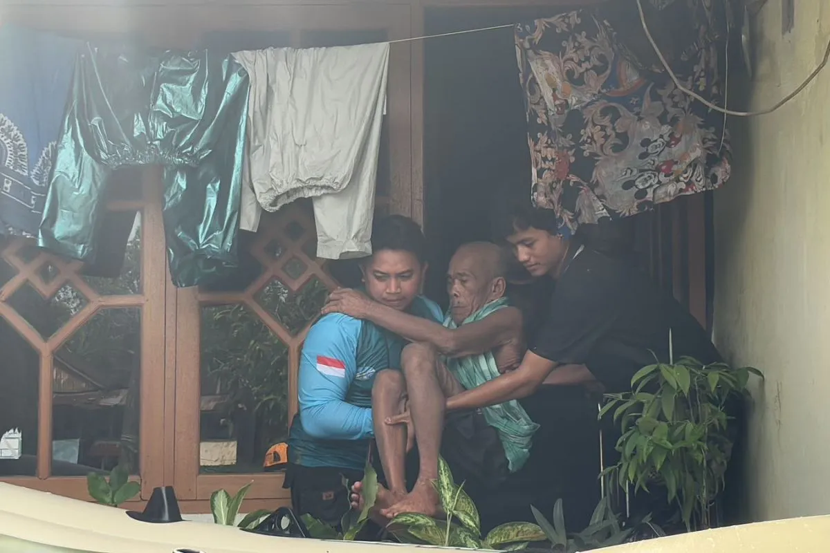 Relawan Wahdah Peduli Bantu Evakuasi Korban Banjir di Makassar