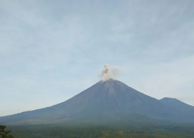 Gunung Semeru Tiga Kali Erupsi dalam Sehari, Warga Diimbau Waspada