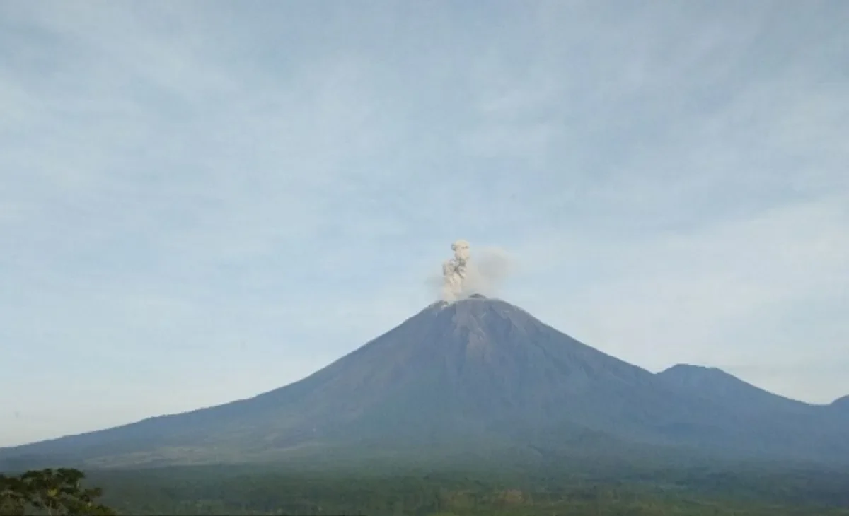 Gunung Semeru Tiga Kali Erupsi dalam Sehari, Warga Diimbau Waspada