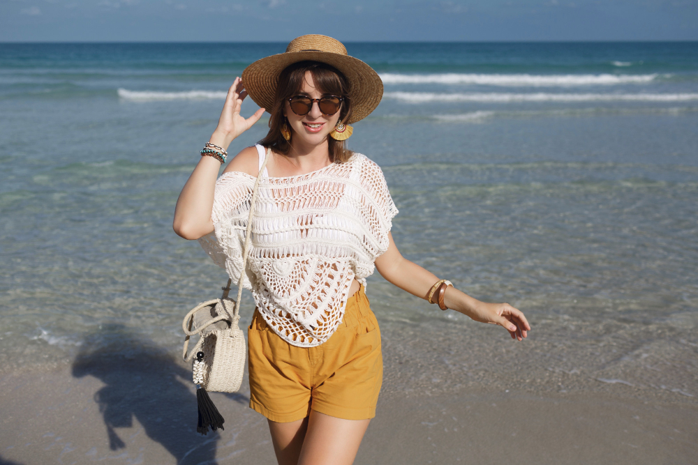 Tips OOTD Ke Pantai Biar Santai Tapi Tetap Kece!